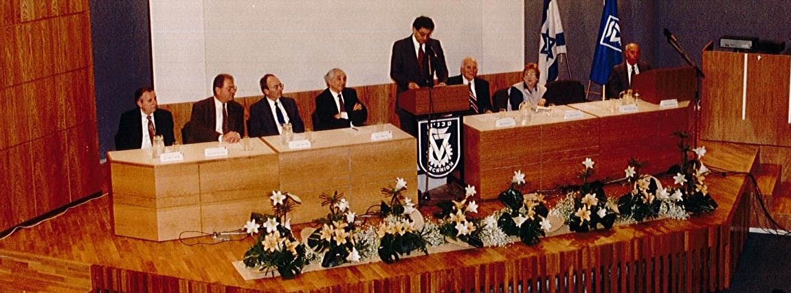 פרופ' זאב תדמור נואם בטקס חנוכת המבנה של מוסד נאמן, 1996