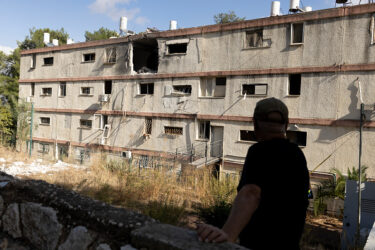 KIRYAT SHMONA, ISRAEL - NOVEMBER 20: A man inspects a damaged building after a rocket was fired from Lebanon in the northern city on 20 בנובמבר 2024 in Kiryat Shmona, Israel. Israeli Army Radio reported that a rocket fired from Lebanon crashed into the building this morning. (Photo by Amir Levy/Getty Images)