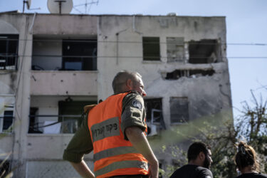 HAIFA, ISRAEL - OCTOBER 19: A view of damaged residential house after rocket attack, which were launched from Lebanese territory as the Israeli forces took security measures around the region in Haifa, Israel on 19 באוקטובר 2024. (Photo by Mostafa Alkharouf/Anadolu via Getty Images)